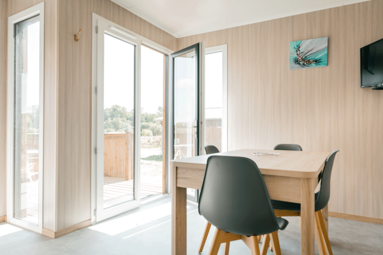Intérieur aménagé d'une construction en bois