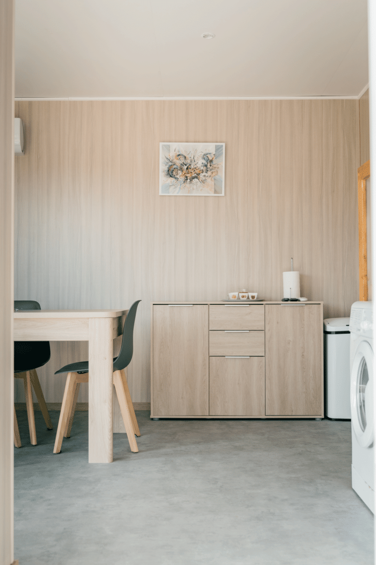 Pièce de vie dans une petite maison en bois