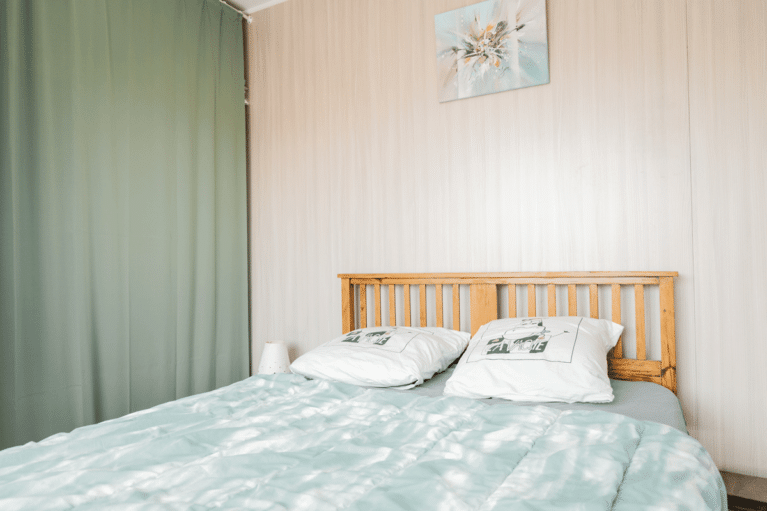 Petite chambre dans une maison en bois