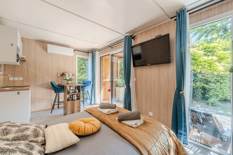 Intérieur aménagé dans une petite maison en bois