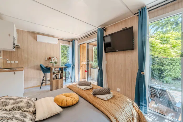Intérieur aménagé dans une petite maison en bois