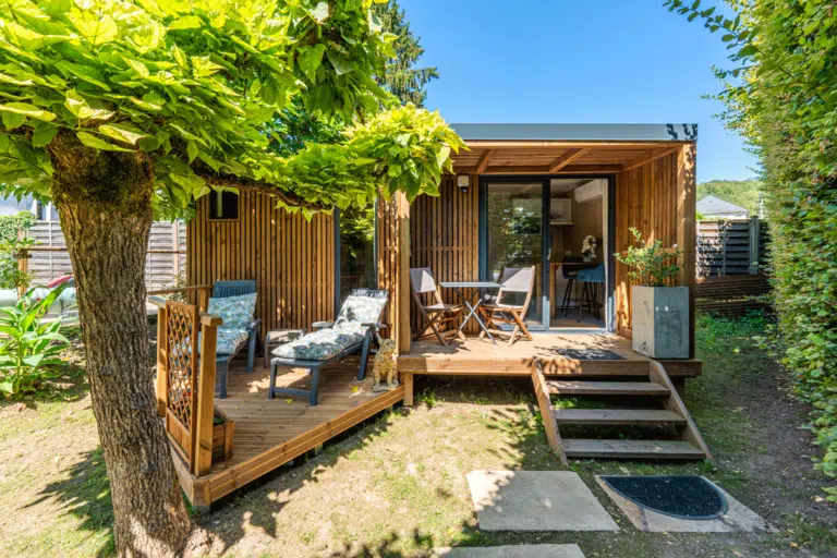 Construction en bois dans un jardin
