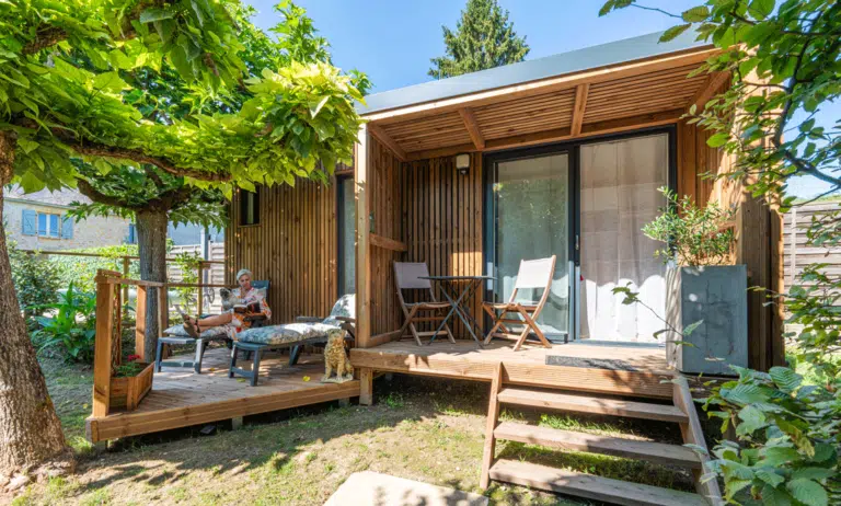 Construction en bois avec une femme lisant un livre
