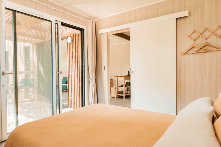 Intérieur d'une chambre dans une maison bois