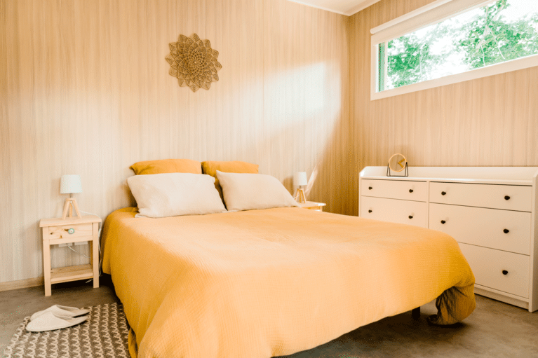 Chambre aménagée avec un lit dans une maison bois