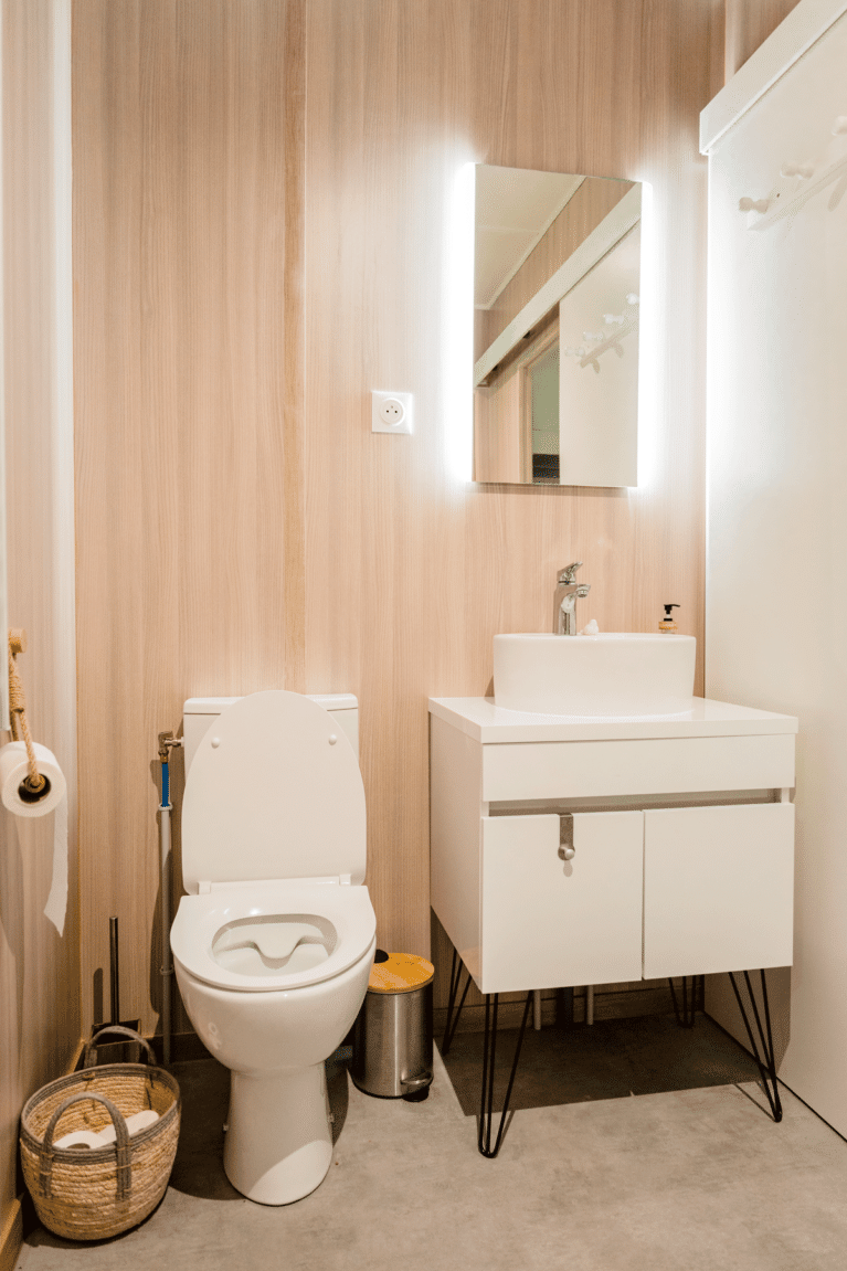 Salle de bain d'une maison bois