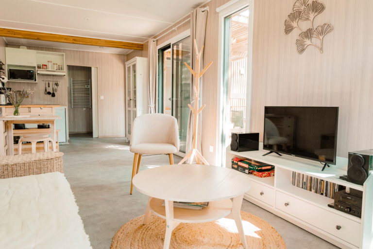 Pièce de vie dans une maison en bois