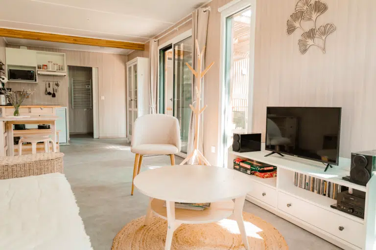 Pièce de vie dans une maison en bois