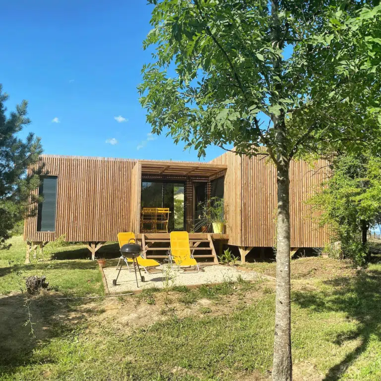 Mais en bois avec une terrasse pergola