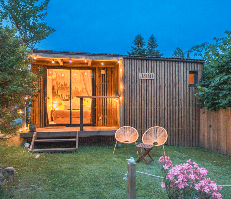 Petite maison en bois en fin de journée
