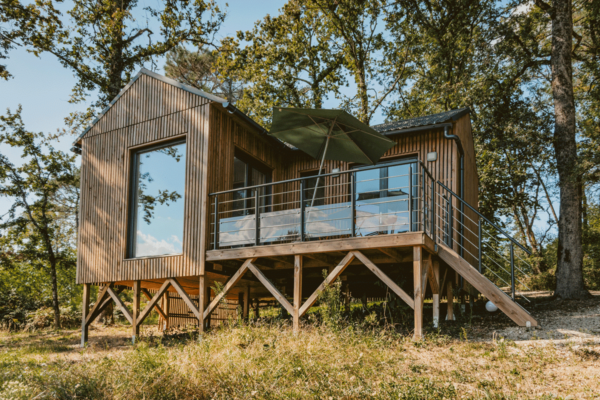 Une maison en bois avec une toiture double pente