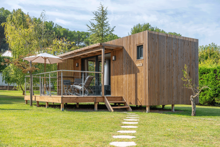 Une maison en bois avec une grande terrasse