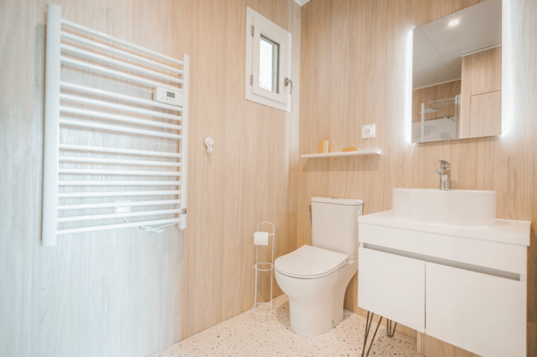 Salle de bain dans une maison en bois