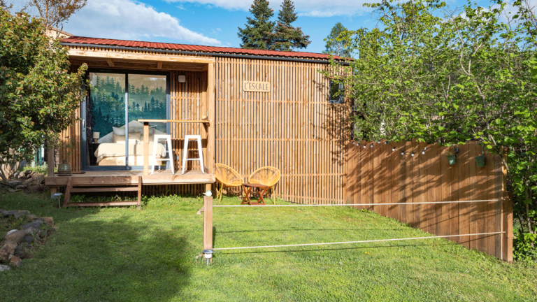 Maison en bois dans un jardin