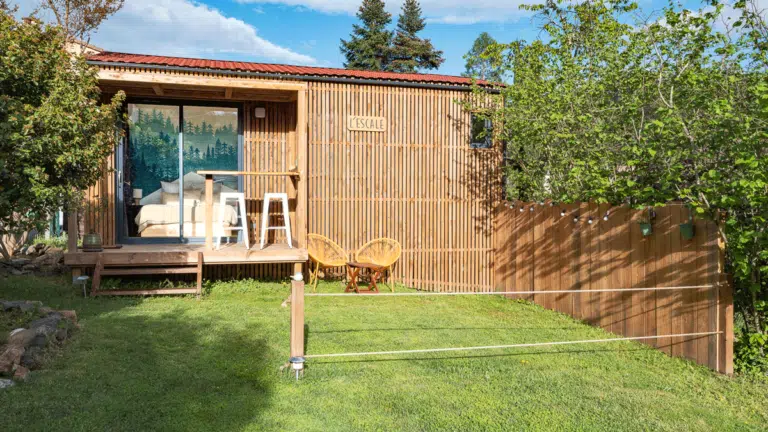 Maison en bois dans un jardin