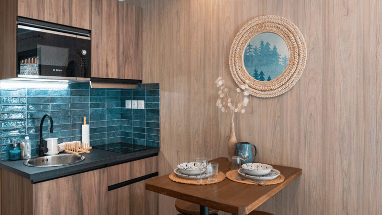 Petite cuisine aménagée dans une maison en bois