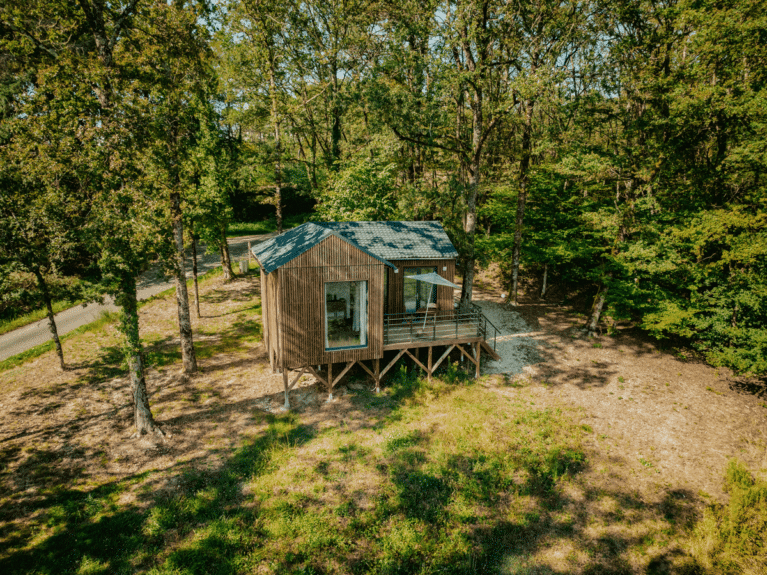 Maison en bois dans la campagne