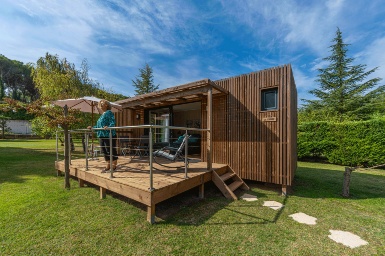Maison en bois avec une femme