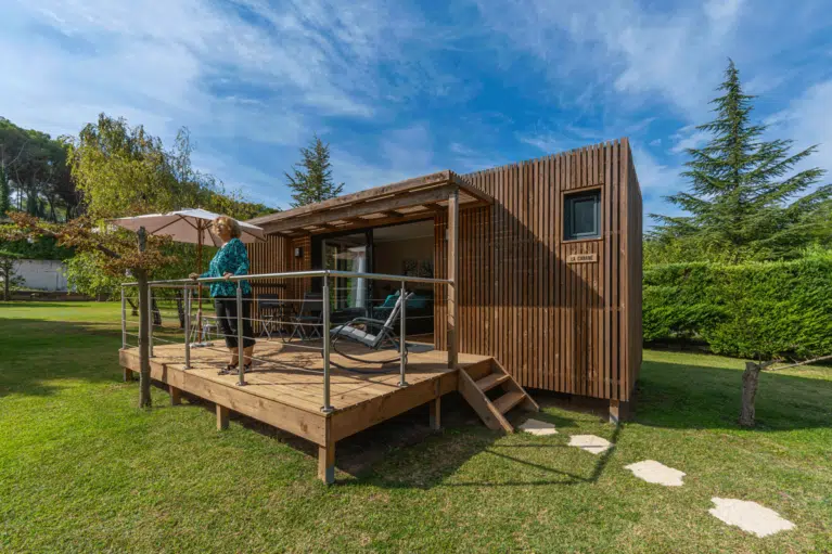 Maison en bois avec une femme