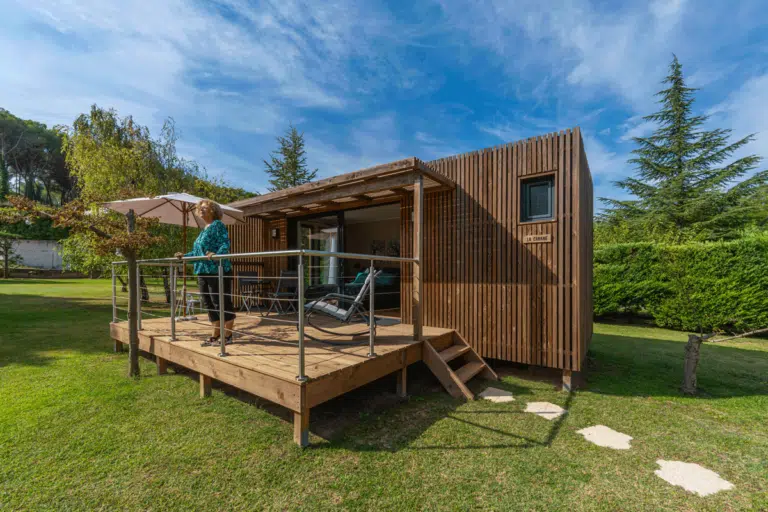 Maison en bois avec une femme