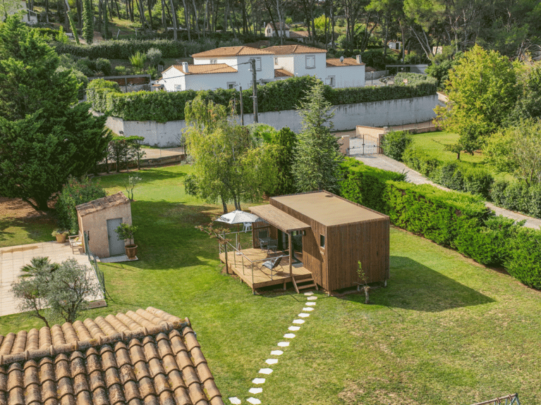 Maison en bois implantée dans un grand jardin