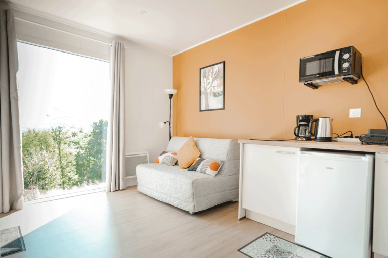 Pièce de vie dans une maison bois