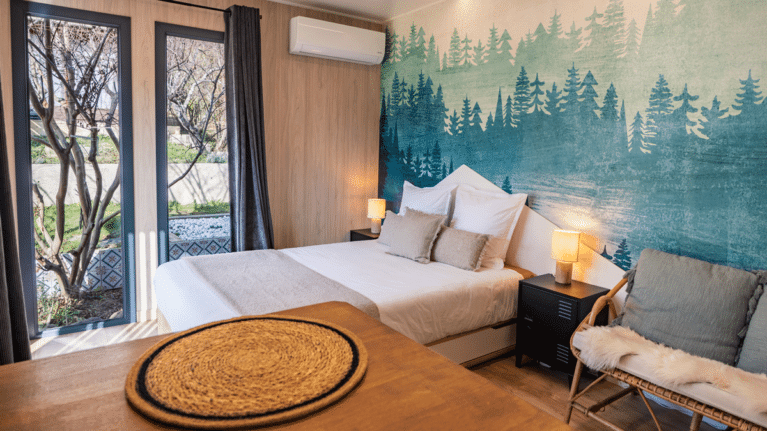 Petite chambre dans une maison en bois