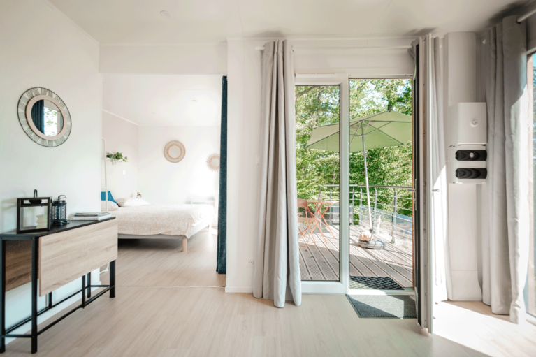 Pièce de vie avec une chambre aménagée