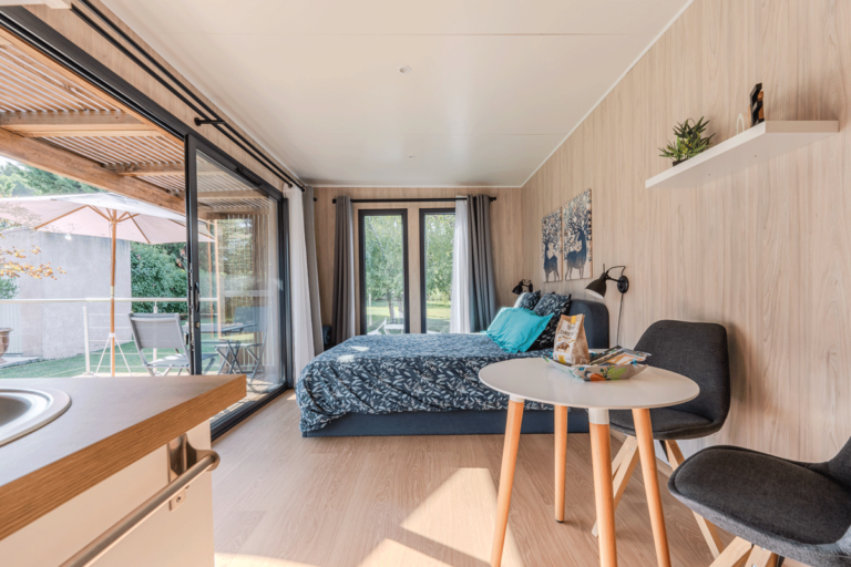 Pièce de vie avec un lit dans une maison en bois