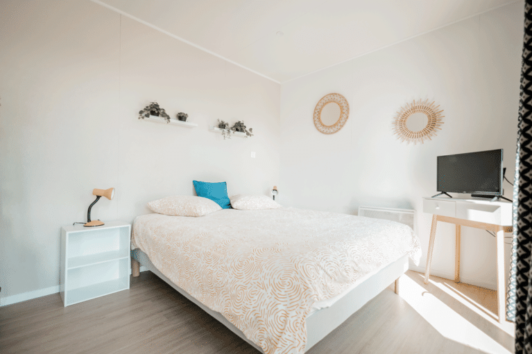 Chambre d'amis dans une maison en bois