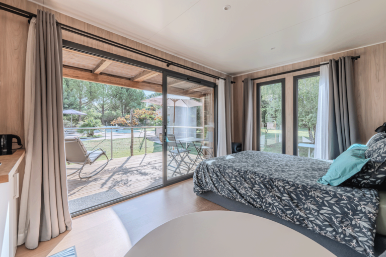 Pièce de vie d'une maison en bois