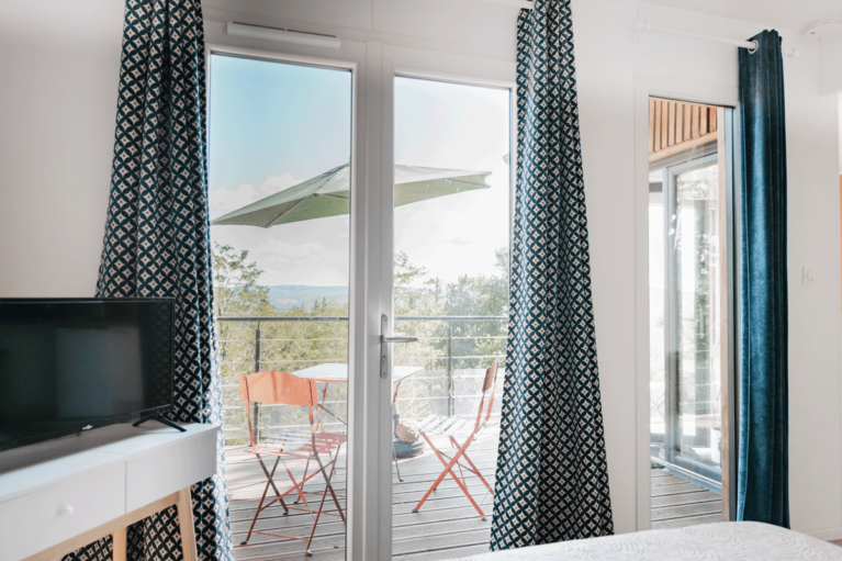 Intérieur aménagé dans une petite maison en bois