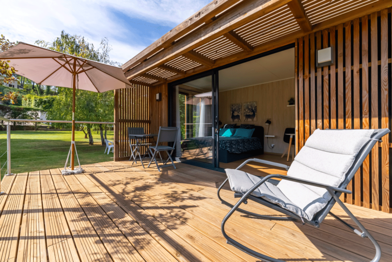 Grande terrasse d'une maison en bois