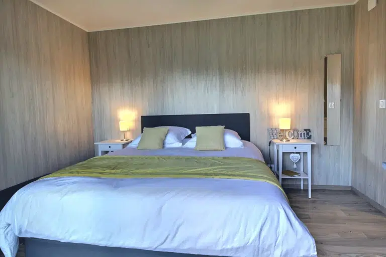 Chambre aménagée dans une construction en bois