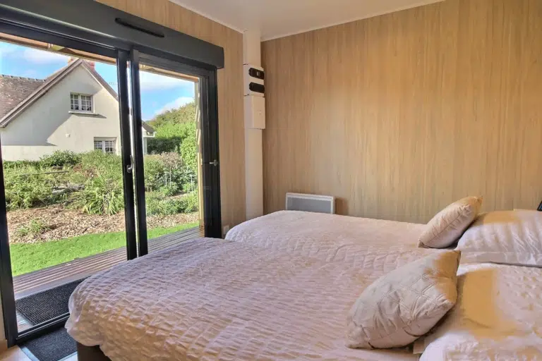 Intérieur aménagé d'un studio de jardin