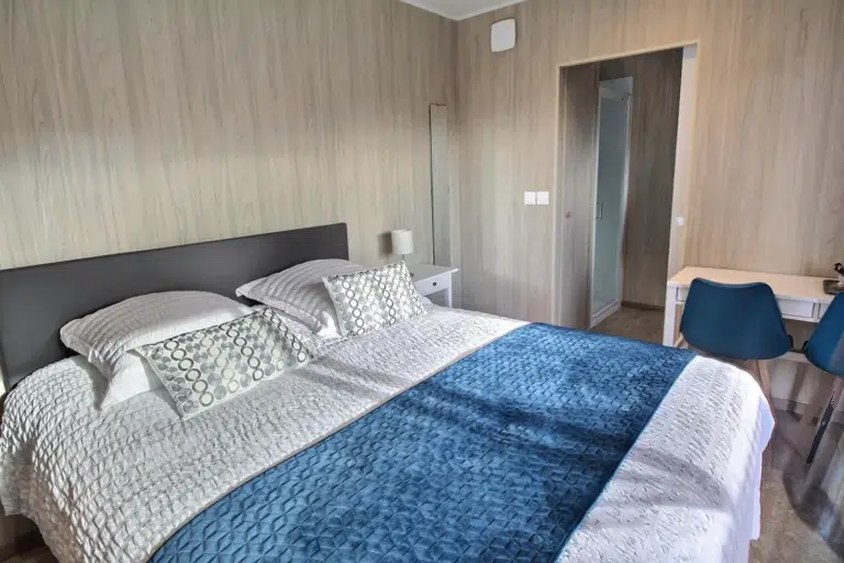 Chambre aménagé dans un studio de jardin