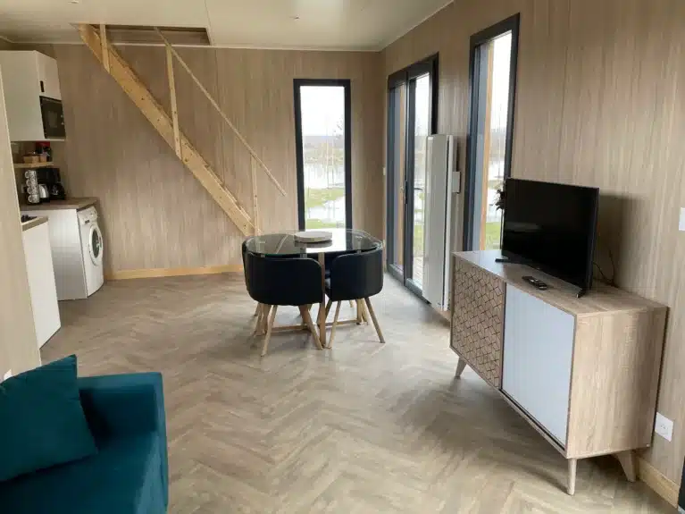 Pièce à vivre dans une grande maison en bois