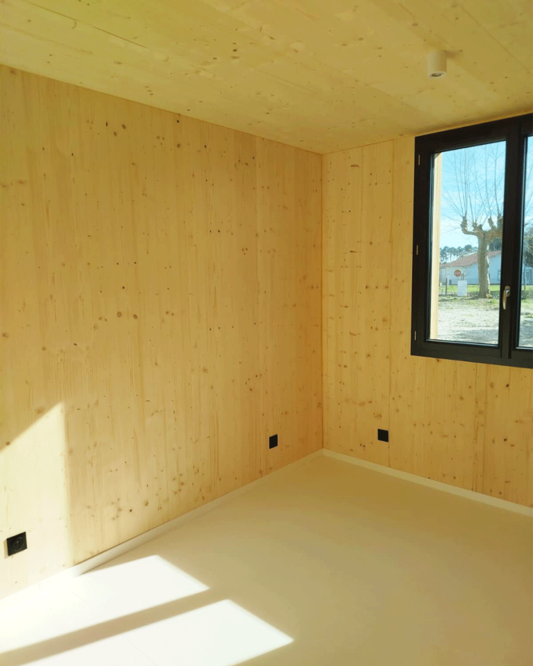 Chambre vide dans une grande maison en bois massif