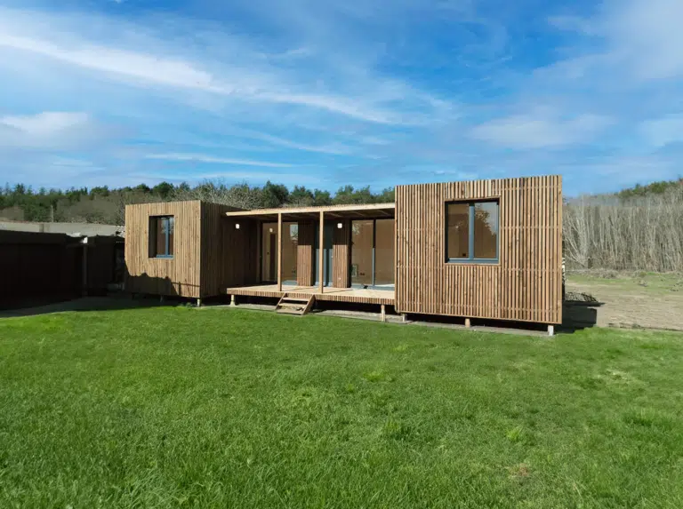 Maison en bois dans un jardin