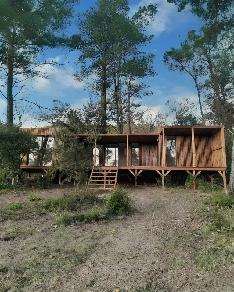 Une maison en bois en pleine nature