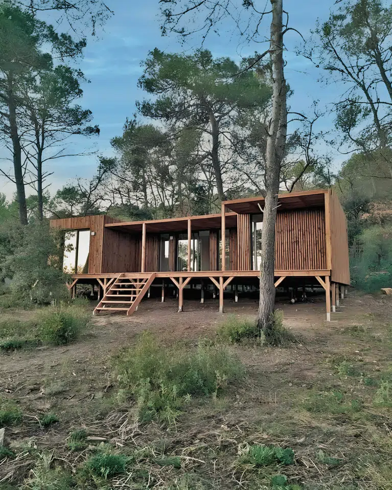 Maison en bois dans la nature