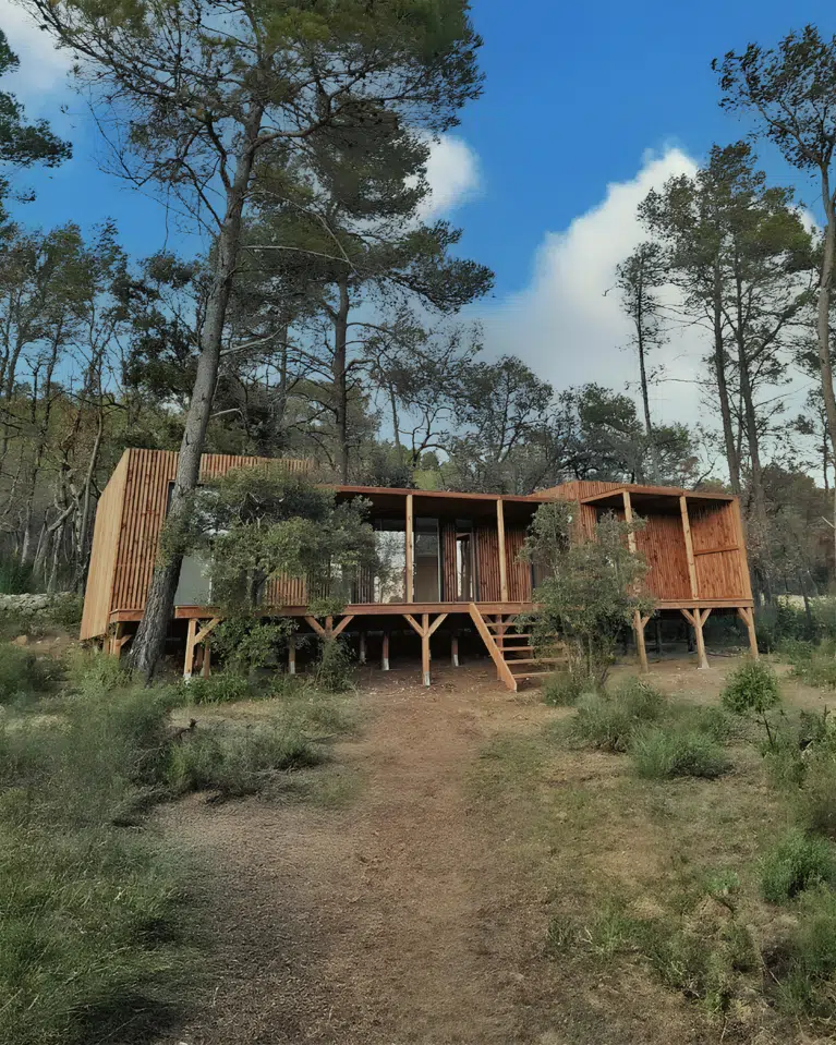 Une grande maison en bois