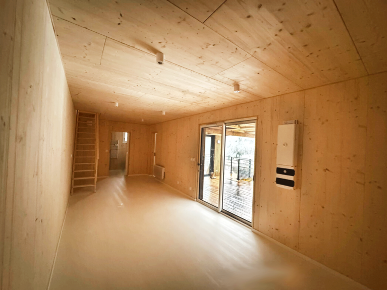 Intérieur en bois massif d'une maison en bois