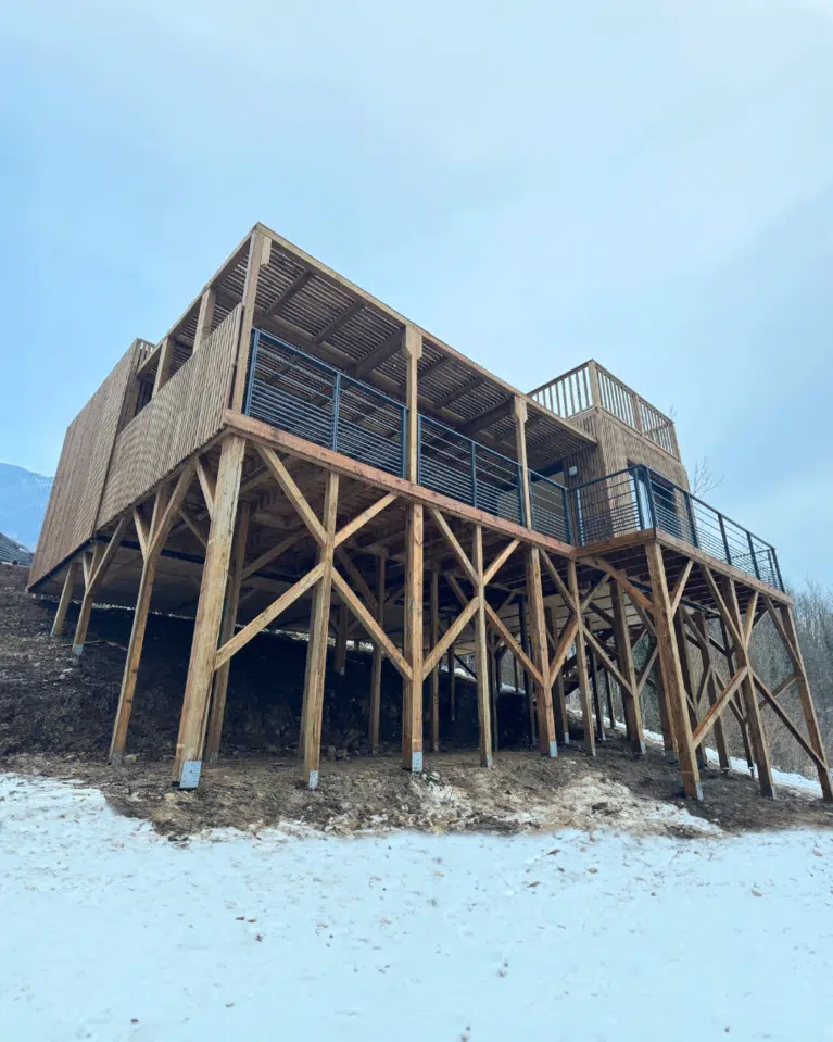 Une maison autonome en bois sur pilotis