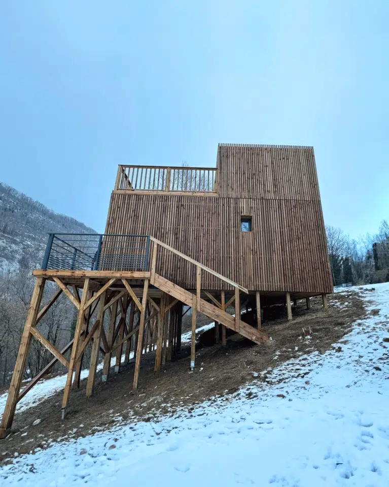 Construction en bois dans les montagnes