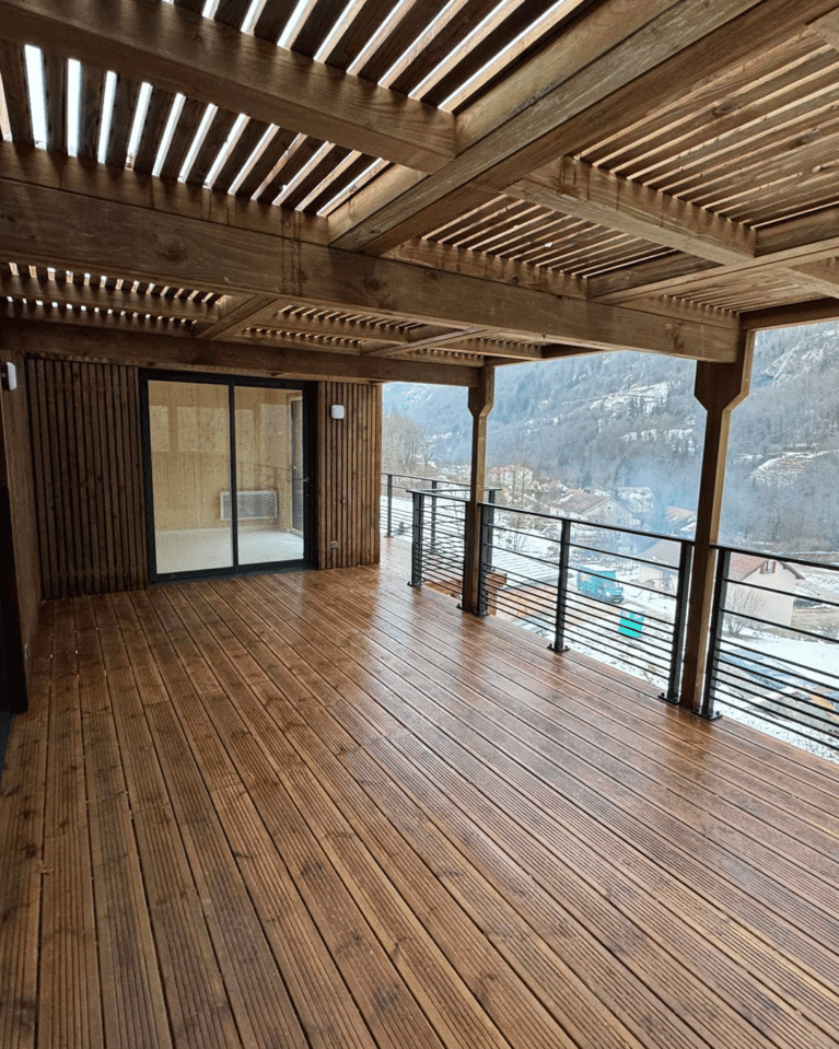 Terrasse vide d'une maison en bois