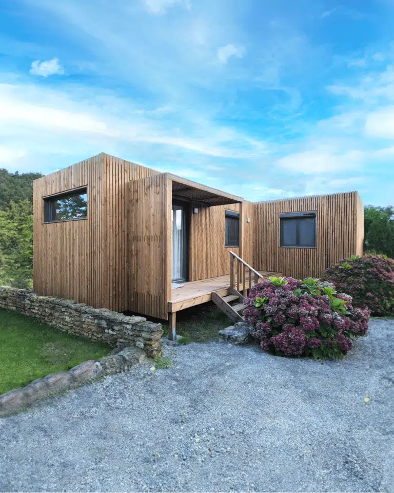 Maison en bois dans un jardin