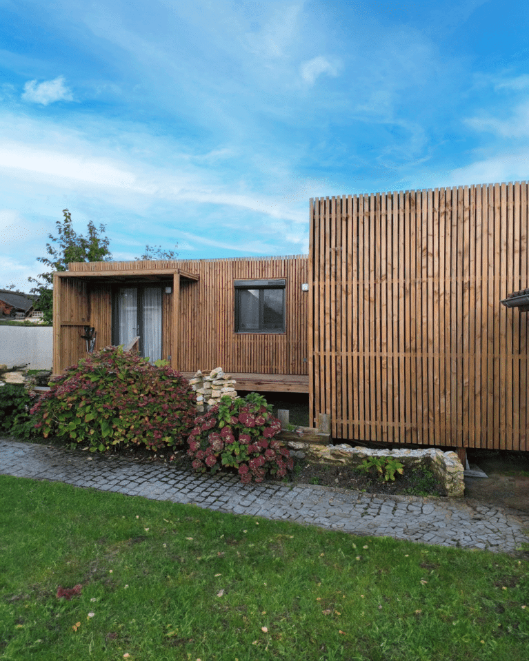 Une grande maison en bois dans un jardin
