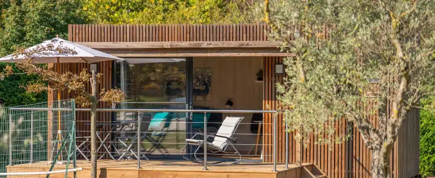 Studio de jardin Greenkub avec grandes baies vitrées sur jardin