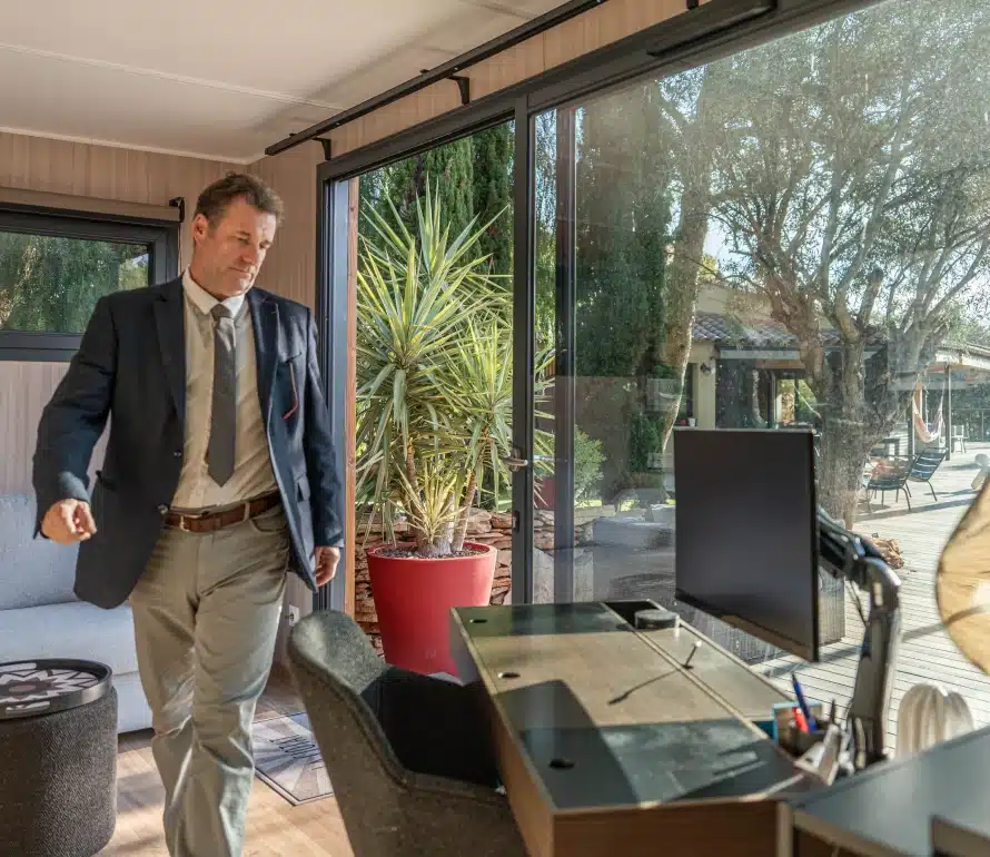 Personne en télétravail dans un bureau de jardin en bois Greenkub